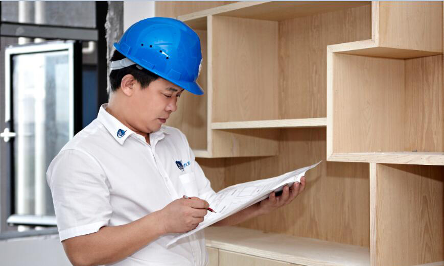 安裝工人對衣柜進(jìn)行驗(yàn)收工作 安裝工人對衣柜進(jìn)行驗(yàn)收工作